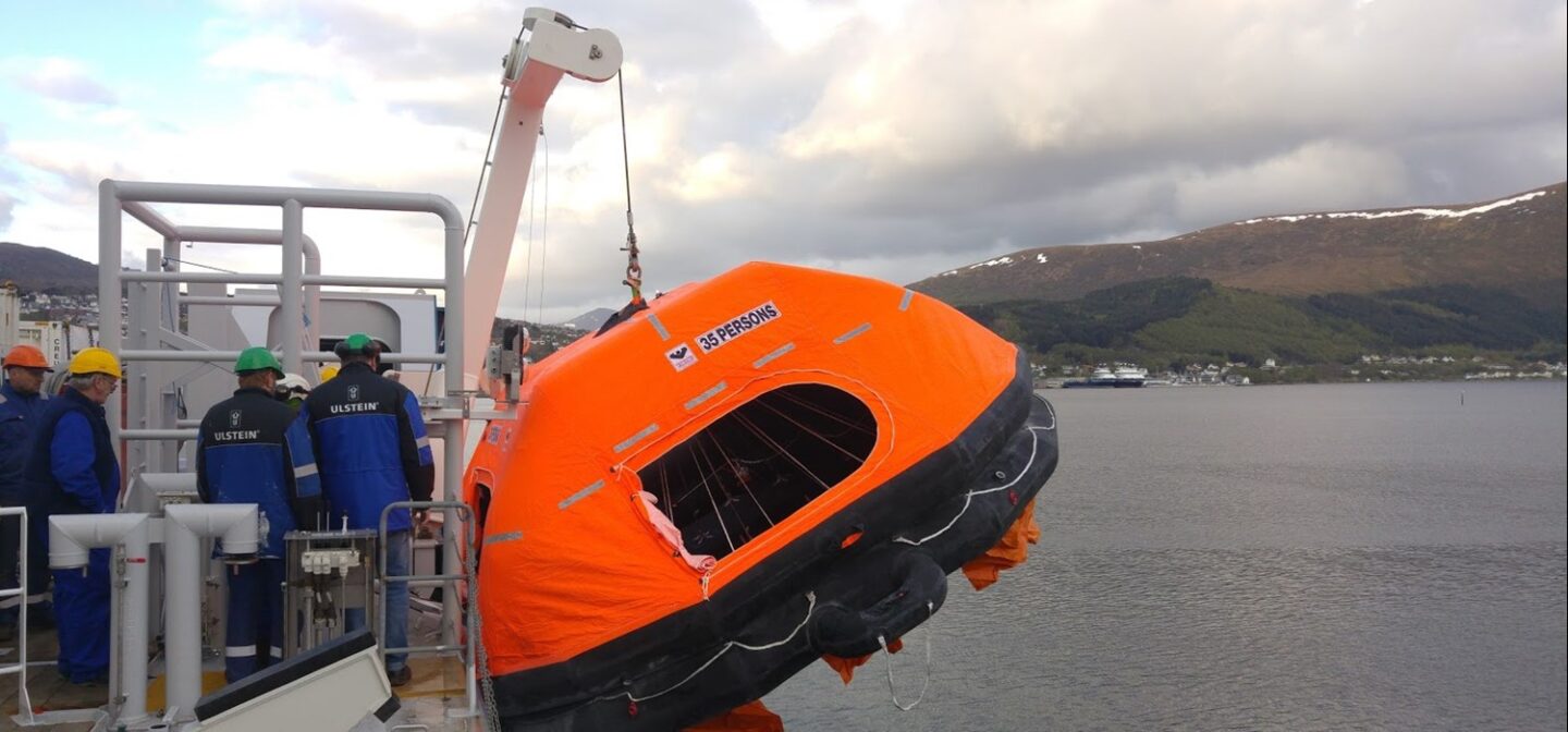 Liferaft / L davit in action