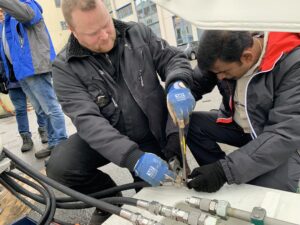 an instructor and a course participant during traning at the Vestdavit academy.